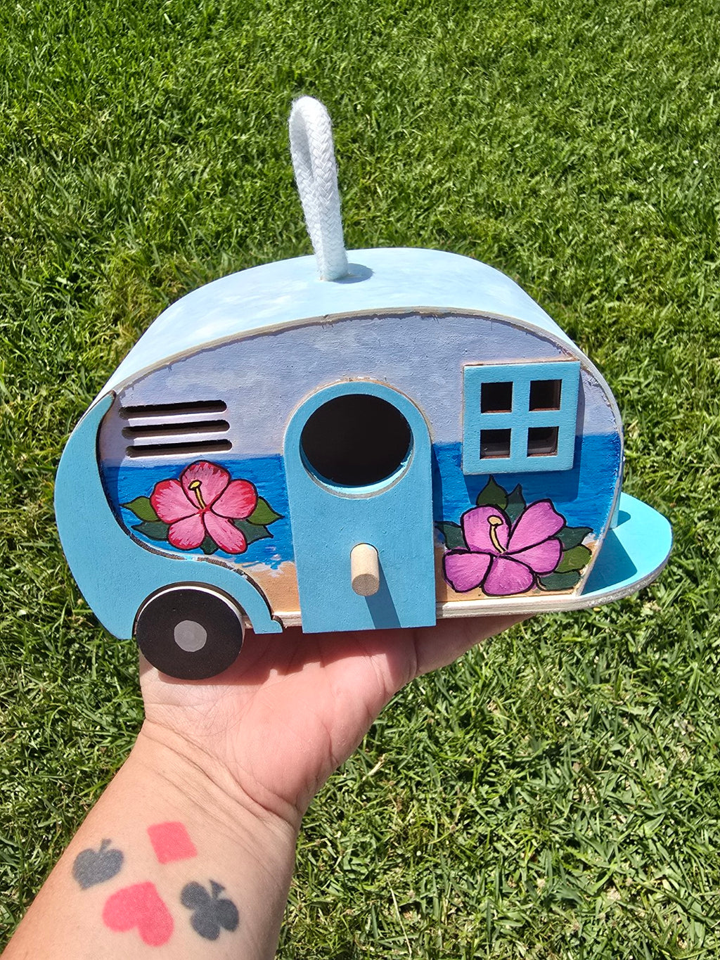 Small things that mean something. Hand-painted pieces made to be kept, gifted, or simply make you smile. No two are the same—each one is its own little moment.