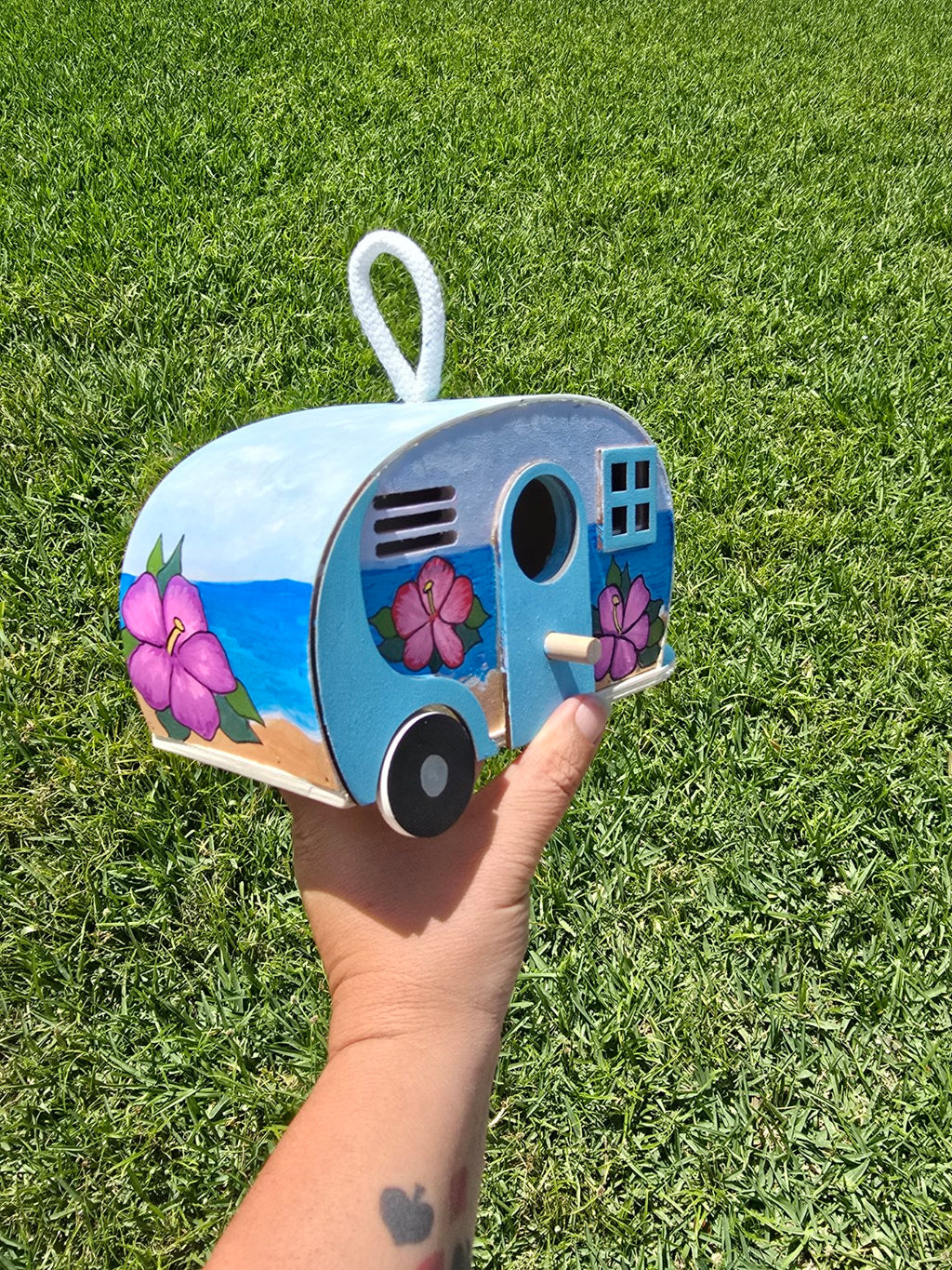 Small things that mean something. Hand-painted pieces made to be kept, gifted, or simply make you smile. No two are the same—each one is its own little moment.