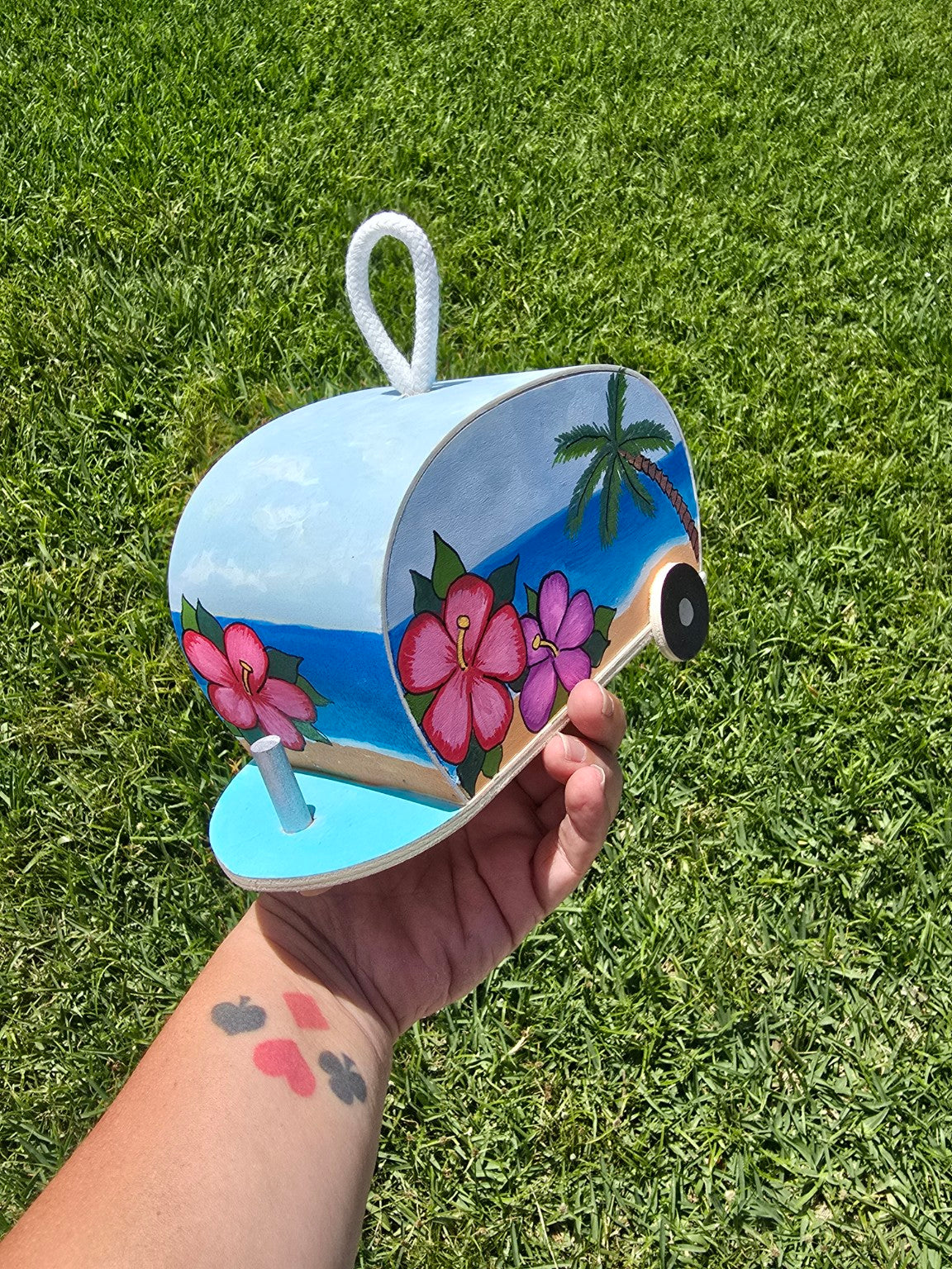 Small things that mean something. Hand-painted pieces made to be kept, gifted, or simply make you smile. No two are the same—each one is its own little moment.